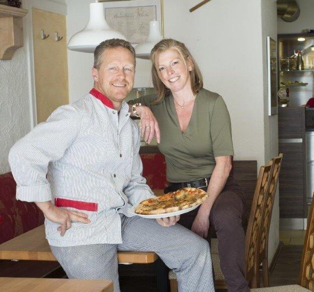 Edi und Roswitha in der Küche der Pizzamanufaktur